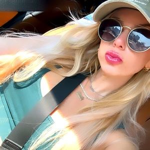 Hi! I’m Samantha, thanks for checking out my closet!